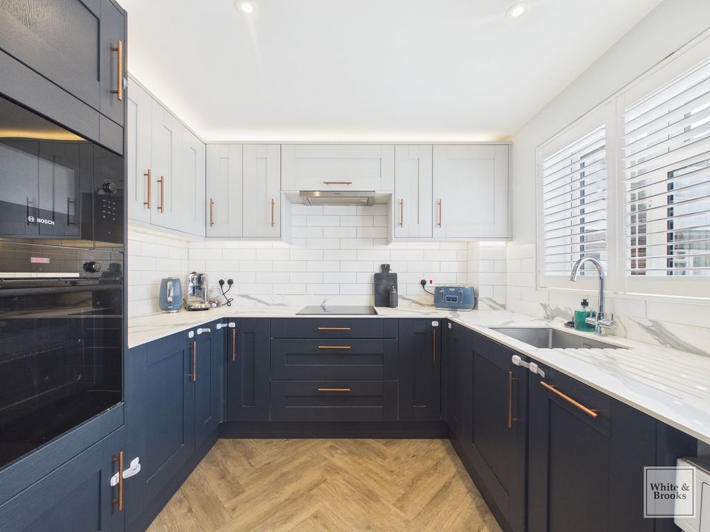 Property photo 3 of 17 Kitchen