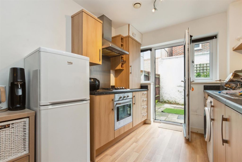 Property photo 2 of 9 F8 122 Tooting High Street, London Kitchen 1.Jpg