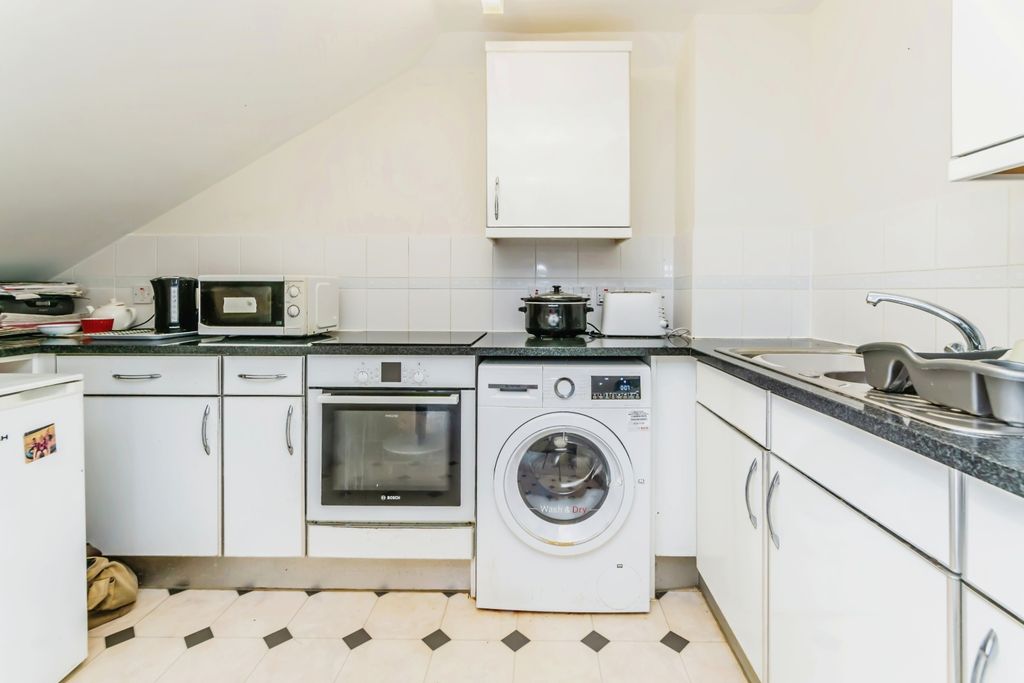 Property photo 3 of 10 Kitchen