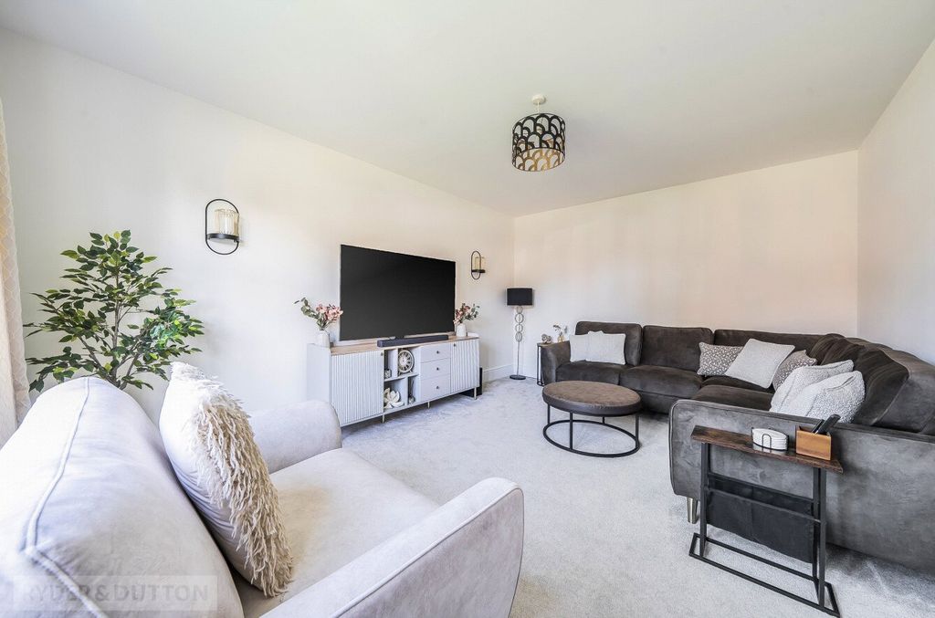 Property photo 3 of 21 Lounge