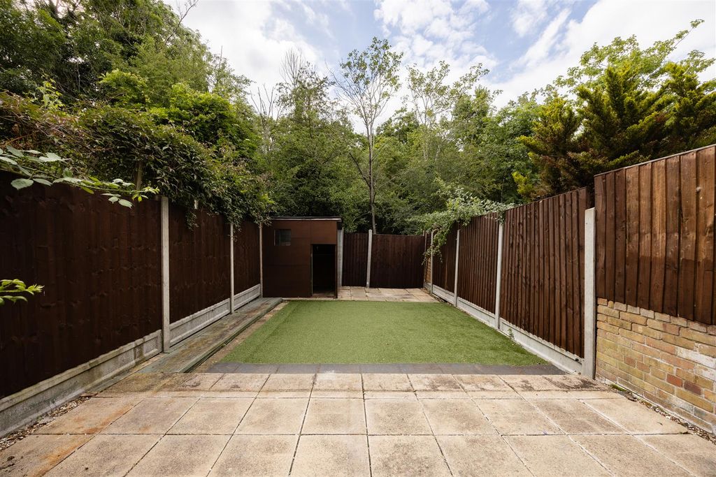 Property photo 3 of 20 Linnett Close, E4