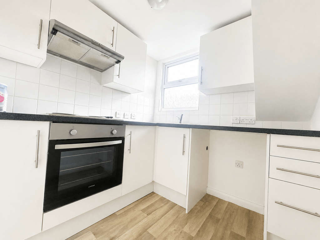 Property photo 1 of 4 1 Bedroom Flat, Gillingham High Street