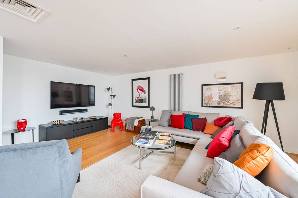 Property photo 1 of 32