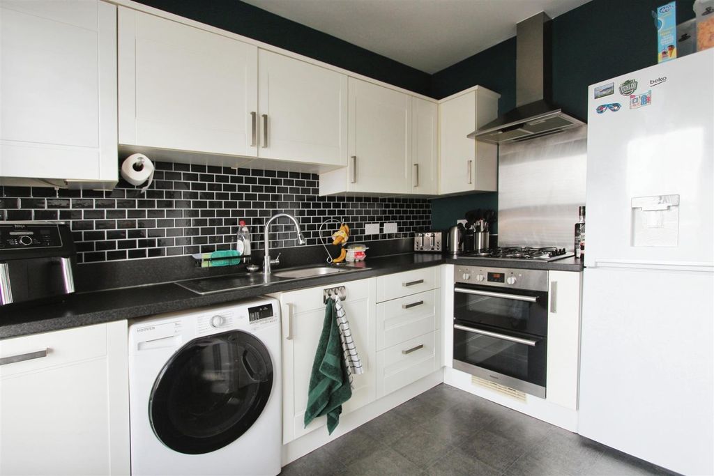 Property photo 3 of 10 Kitchen