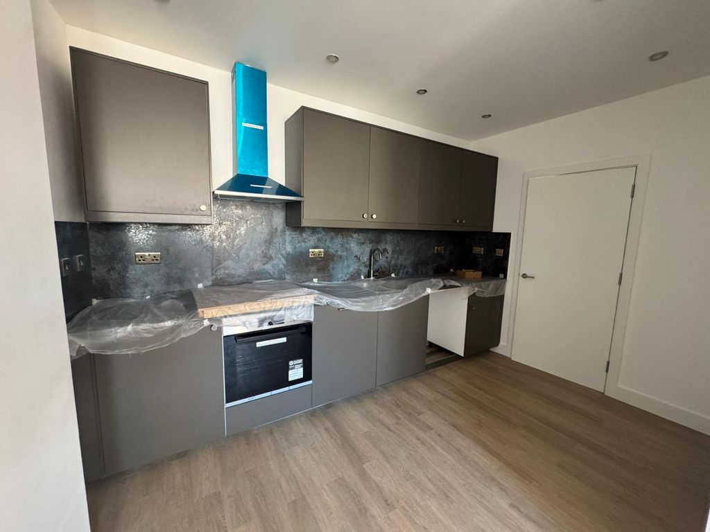 Property photo 1 of 5 Brand New Two-Bedroom Flat Located On North End, Croydon Cr0