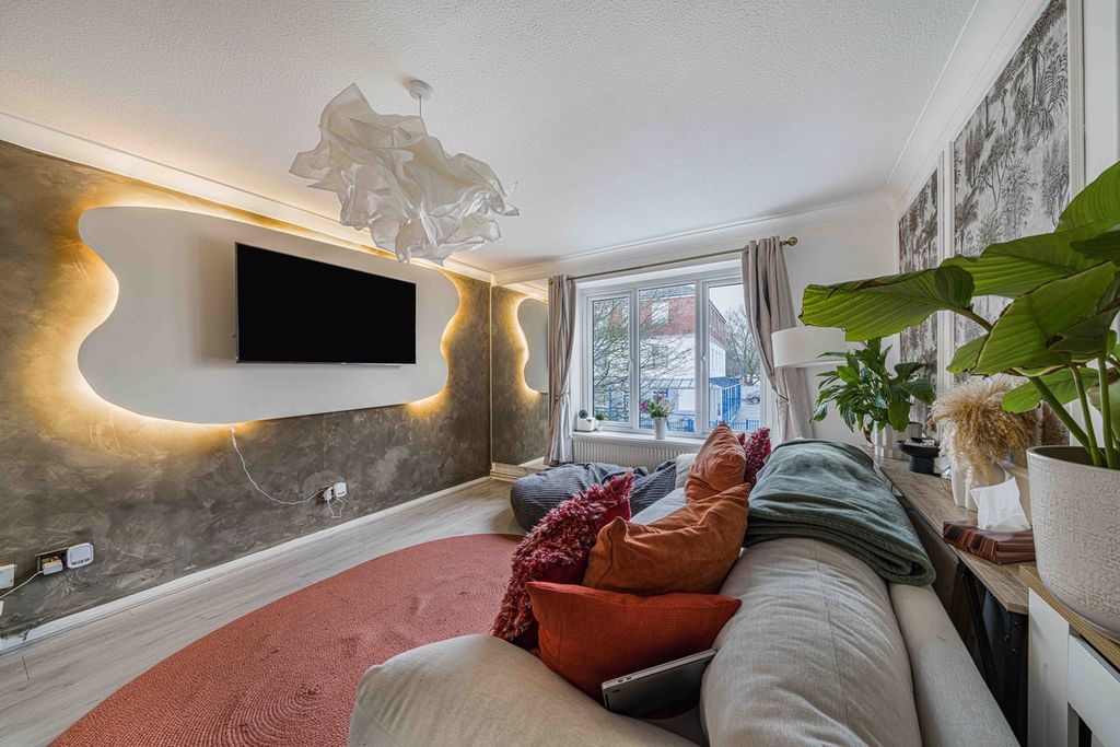 Property photo 2 of 8