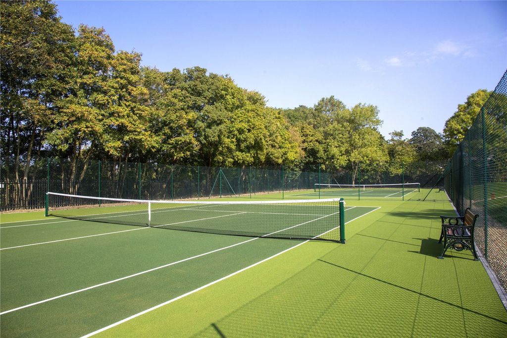 Property photo 3 of 21 Magna Carta Park