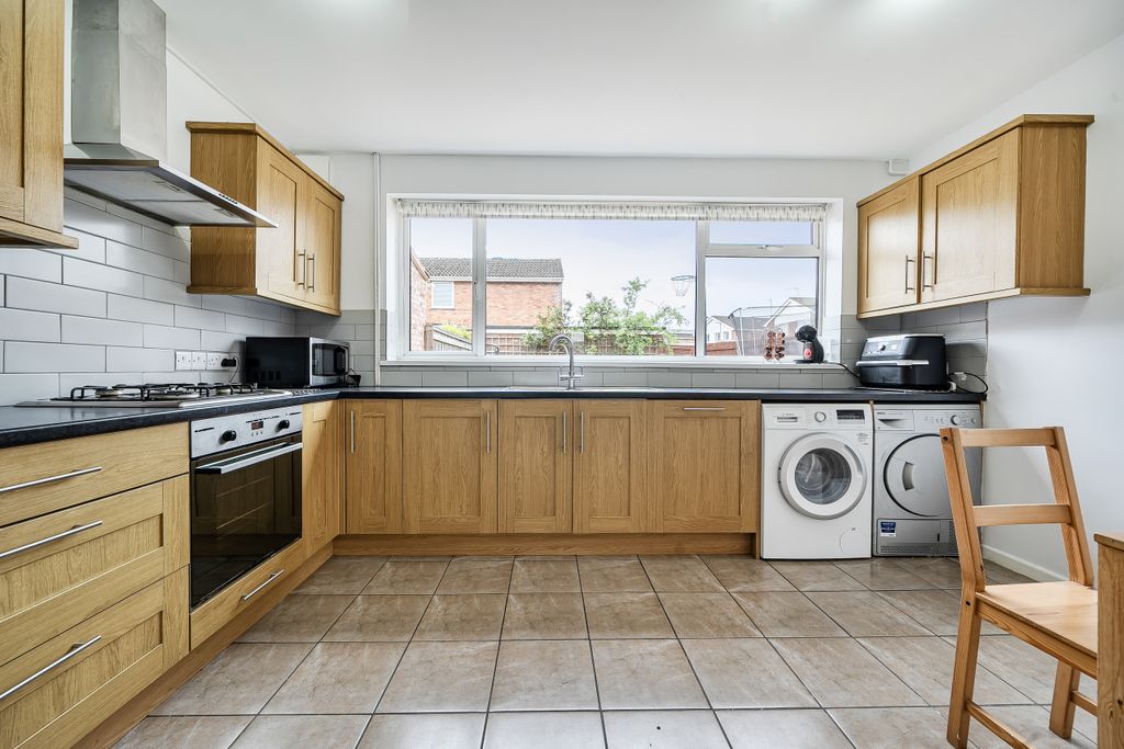 Property photo 3 of 20 Kitchen / Breakfast Room
