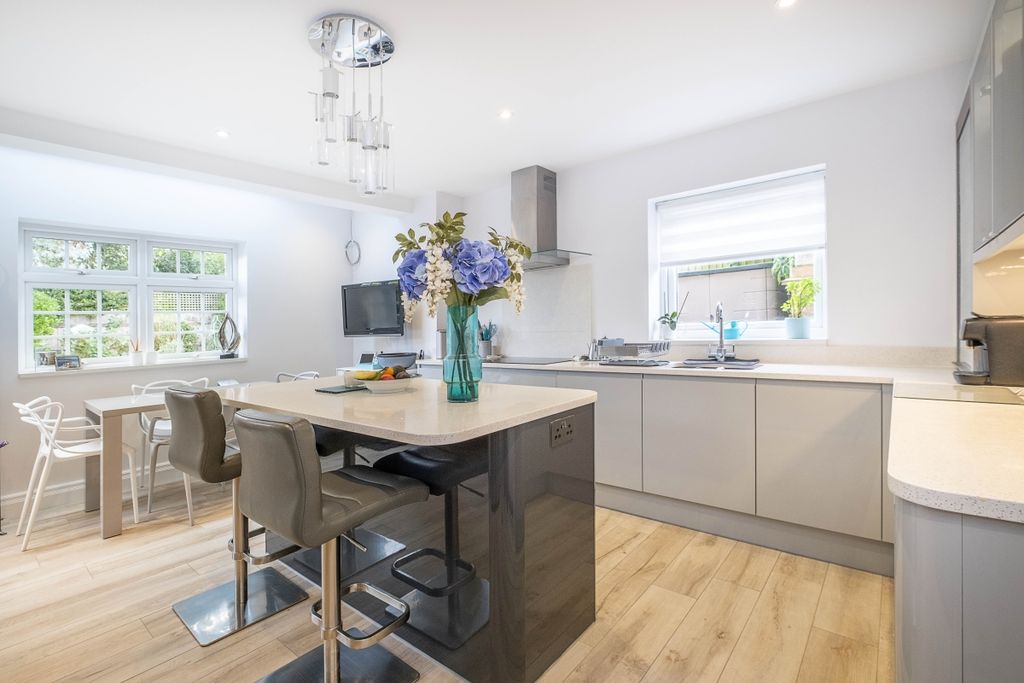 Property photo 3 of 15 3-Cotswold-Close-...