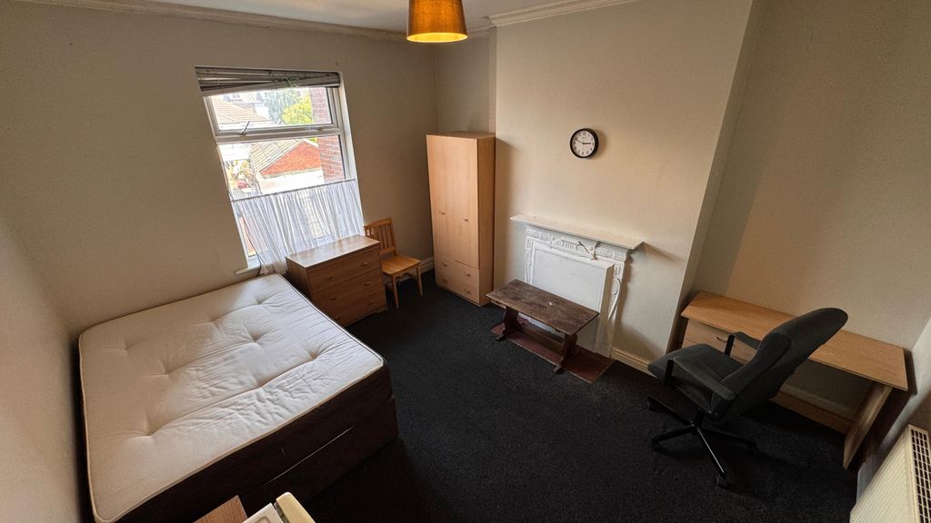 Property photo 1 of 4 50 Pinderfields Road, Room 5