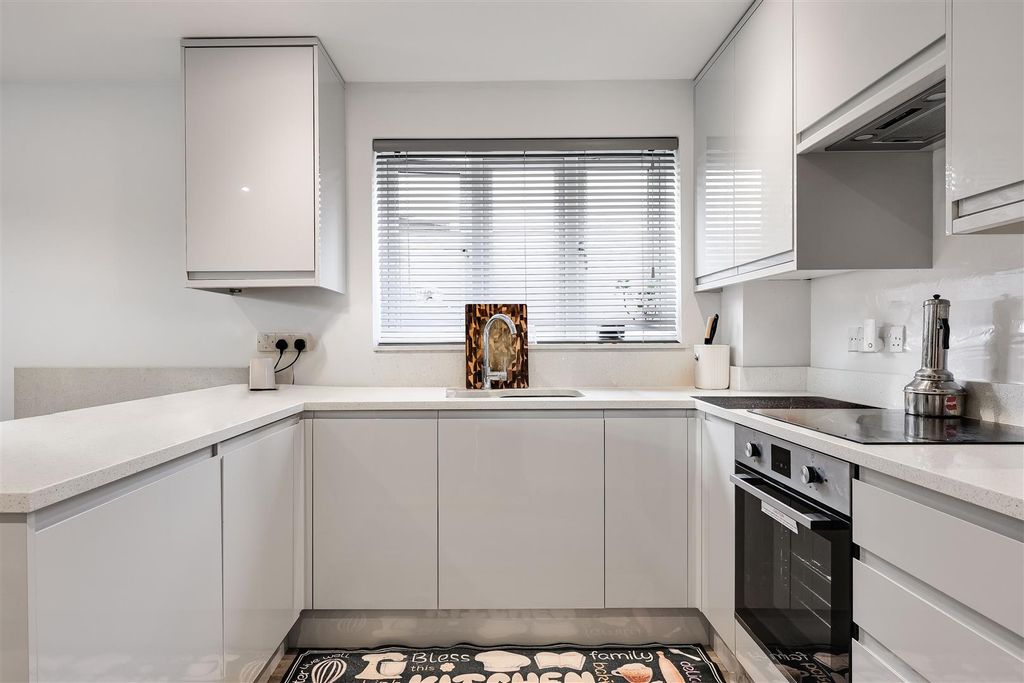 Property photo 3 of 10 Img (3).Jpg