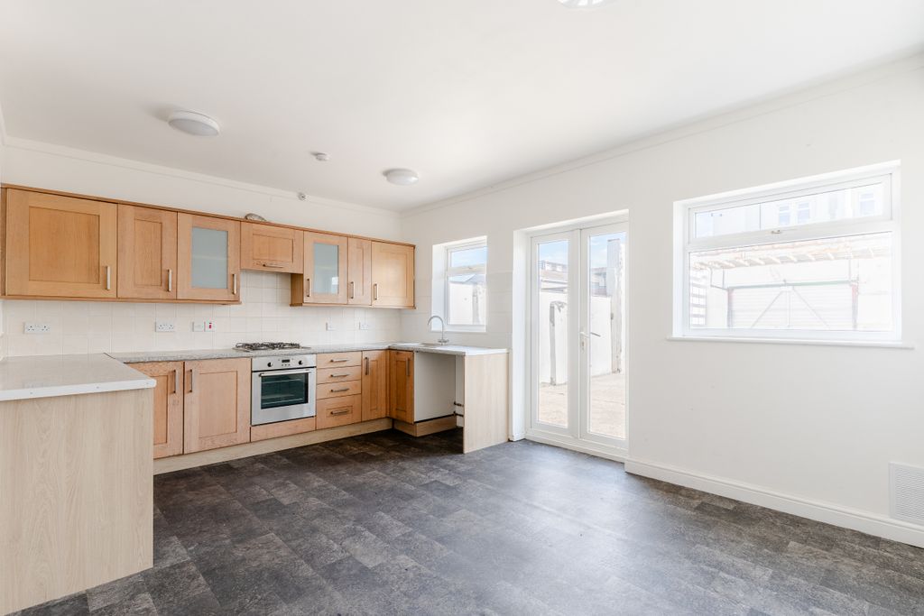 Property photo 1 of 13 Photo 6