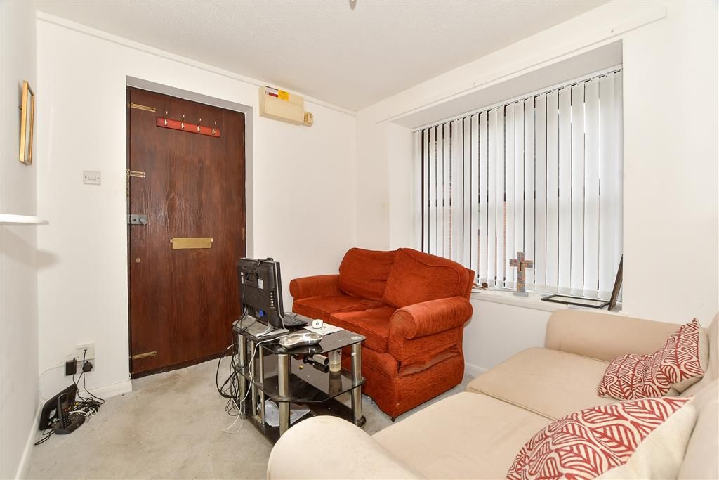 Property photo 3 of 6 Lounge