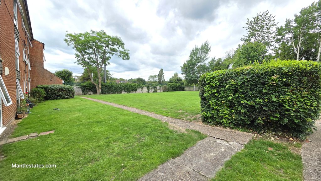 Property photo 3 of 15 Communal Gardens