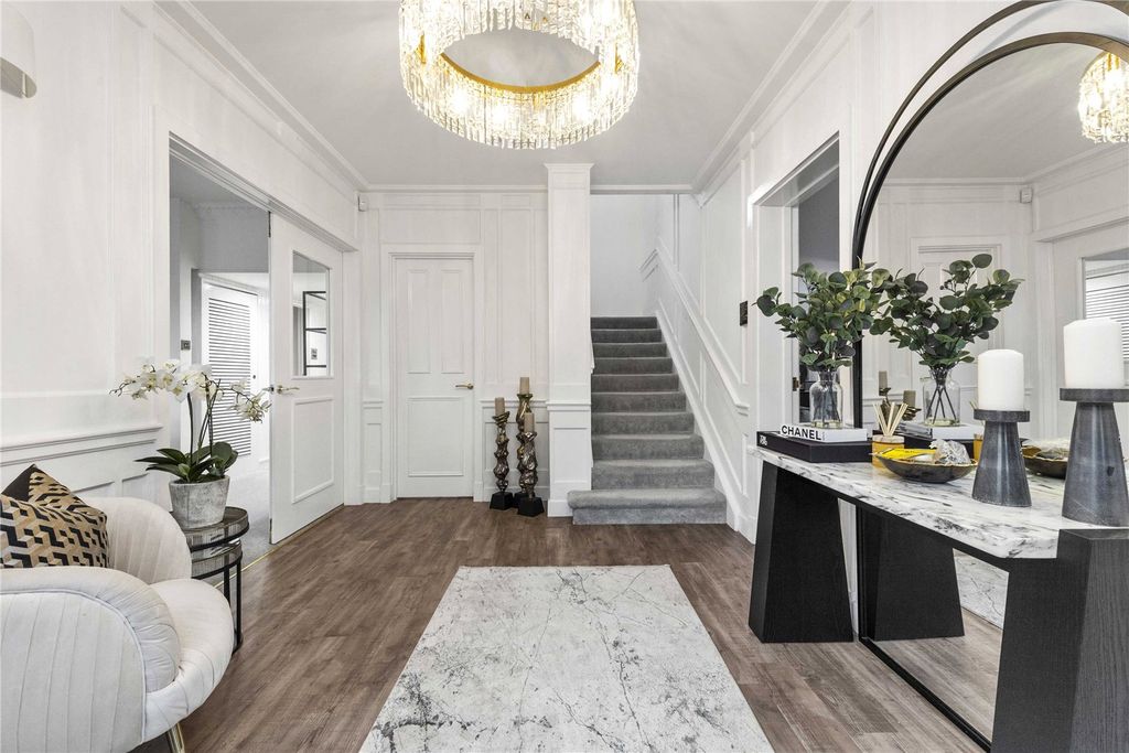 Property photo 3 of 24 Entrance Hall