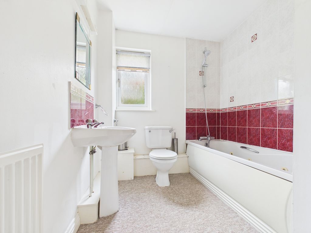 Property photo 3 of 9 Bathroom