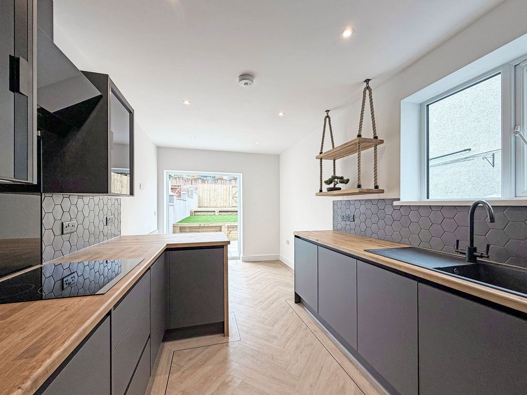 Property photo 2 of 31