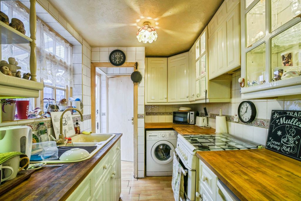 Property photo 3 of 19 Kitchen