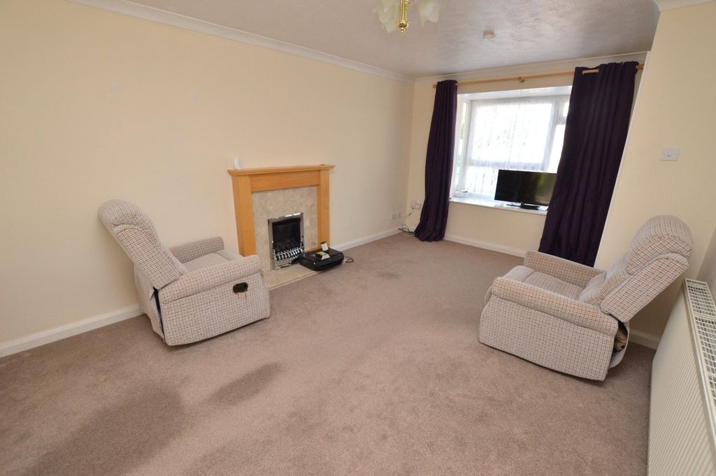 Property photo 3 of 10 Living Room