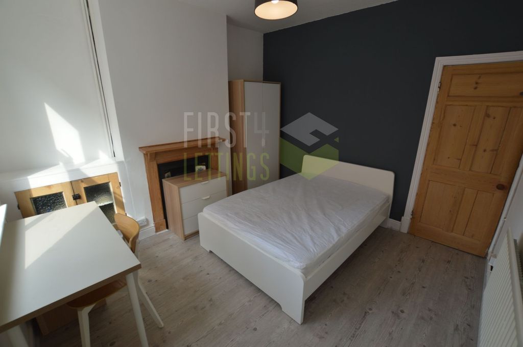 Property photo 3 of 8 Bedroom