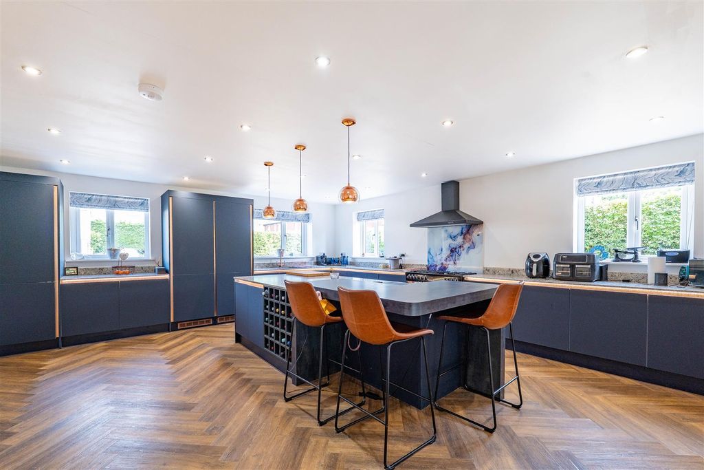 Property photo 3 of 32 Kitchen/Dining Room