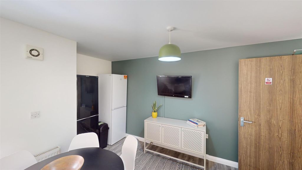 Property photo 3 of 16 Flat-3-8-Piccadilly-Place-Bedroom-5 2.Jpg