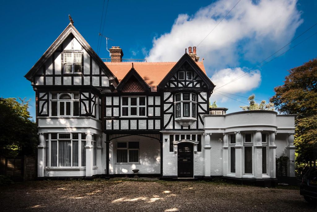 Property photo 1 of 17 External