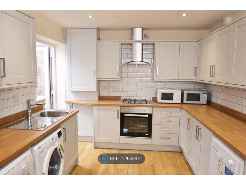 Property photo 3 of 10 Kitchen 2