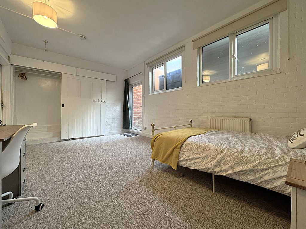 Property photo 2 of 6 Bedroom