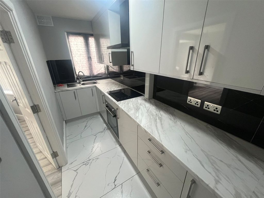 Property photo 1 of 6 Kitchen