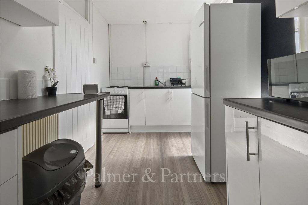 Property photo 2 of 6 Kitchen
