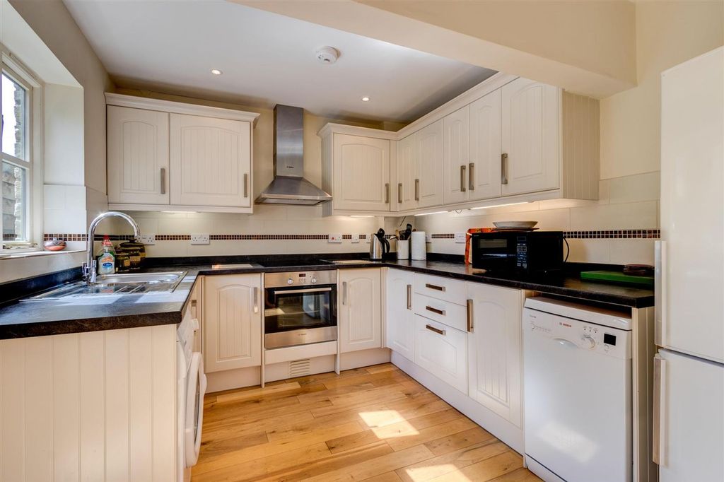 Property photo 2 of 8 Kitchen