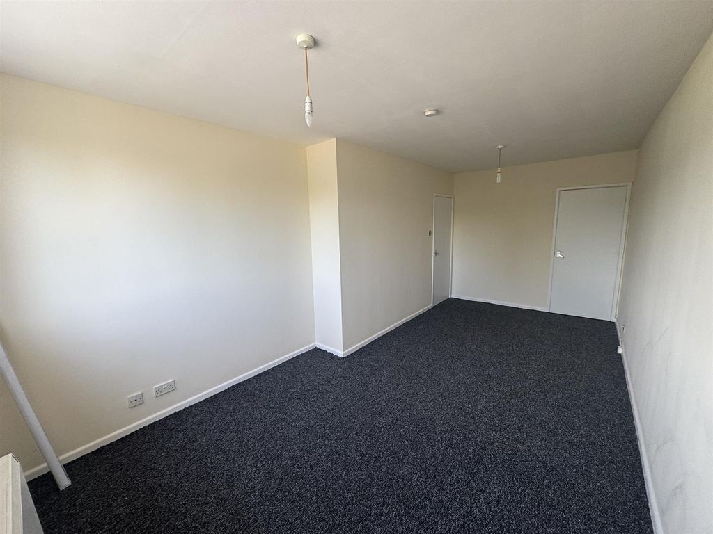 Property photo 2 of 7 Living Room (2/2)