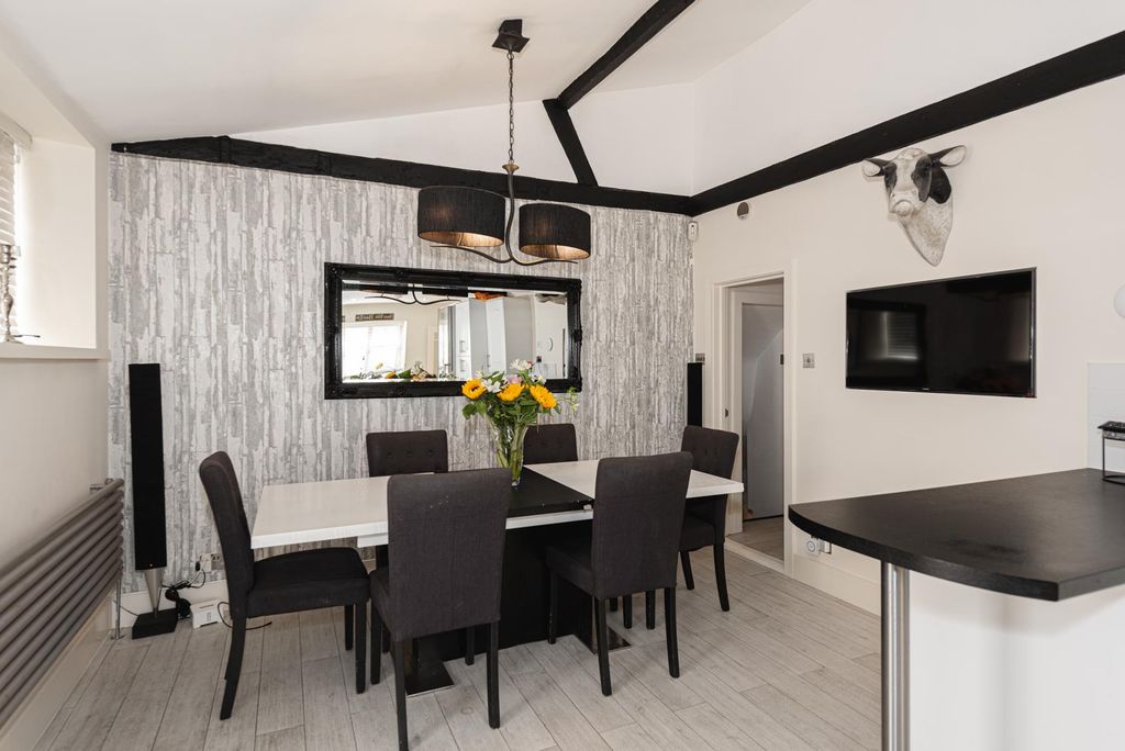 Property photo 3 of 33 Online 7.Jpg