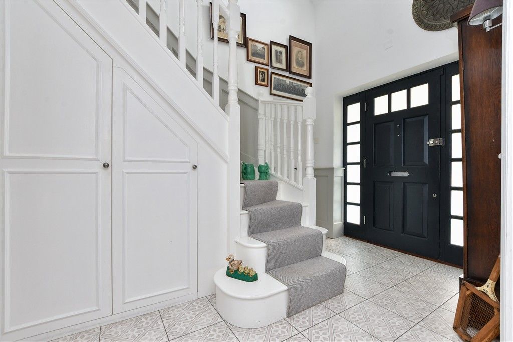 Property photo 3 of 24 Entrance Hall