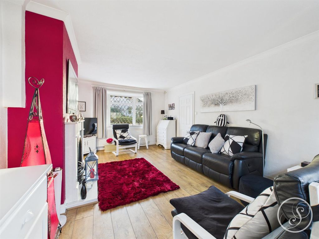 Property photo 3 of 18 Lounge