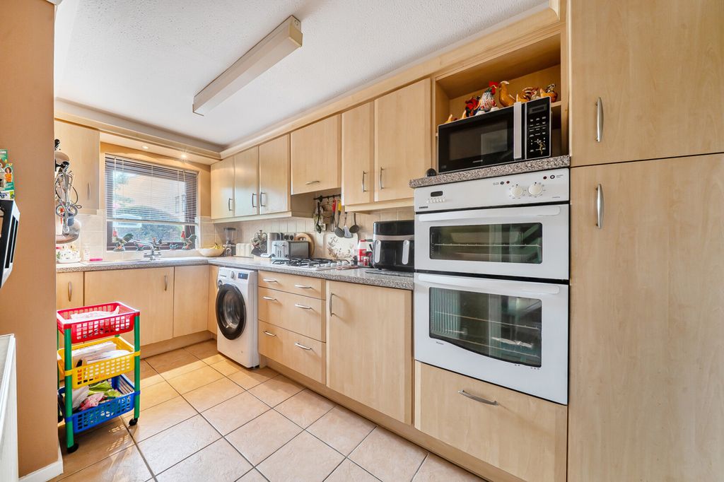 Property photo 3 of 19 Kitchen