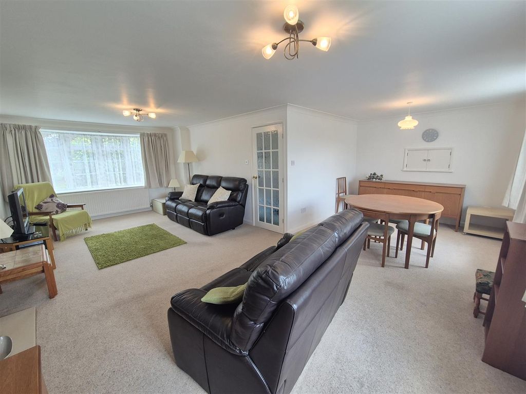 Property photo 2 of 20 L-Shaped Lounge/Diner