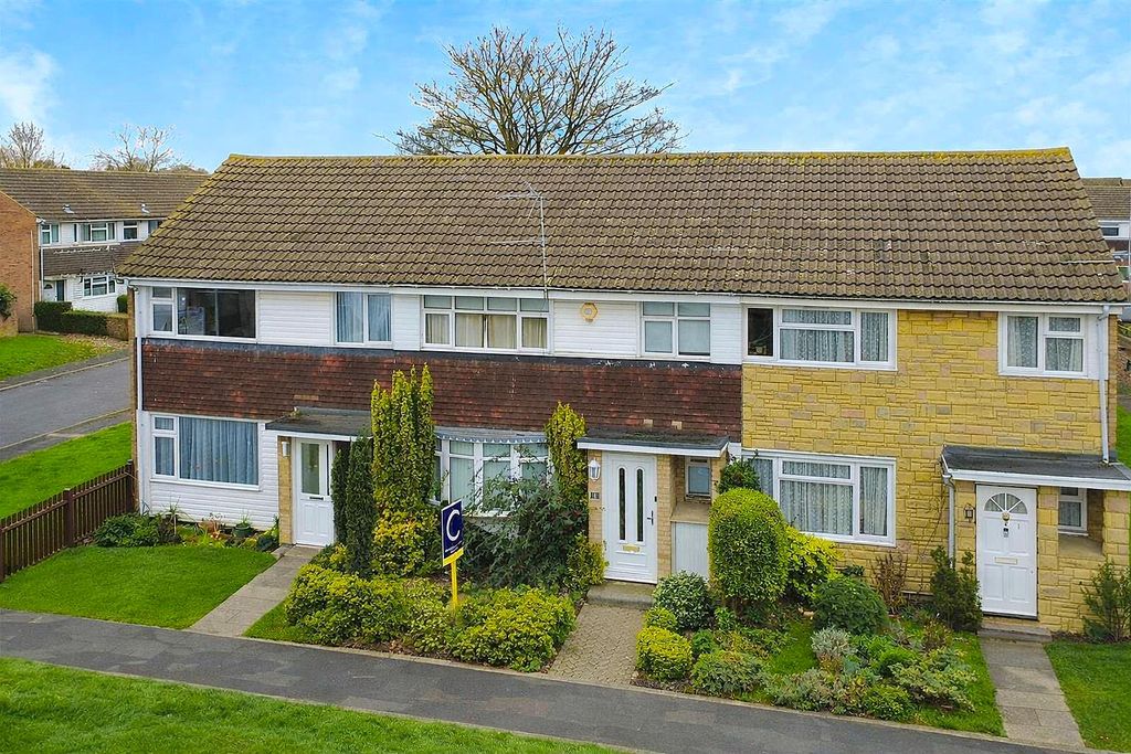 Property photo 1 of 20 Semi-Detached Houses With Manicured Gardens.Png
