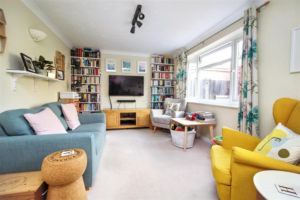 Property photo 2 of 16 Living Rom