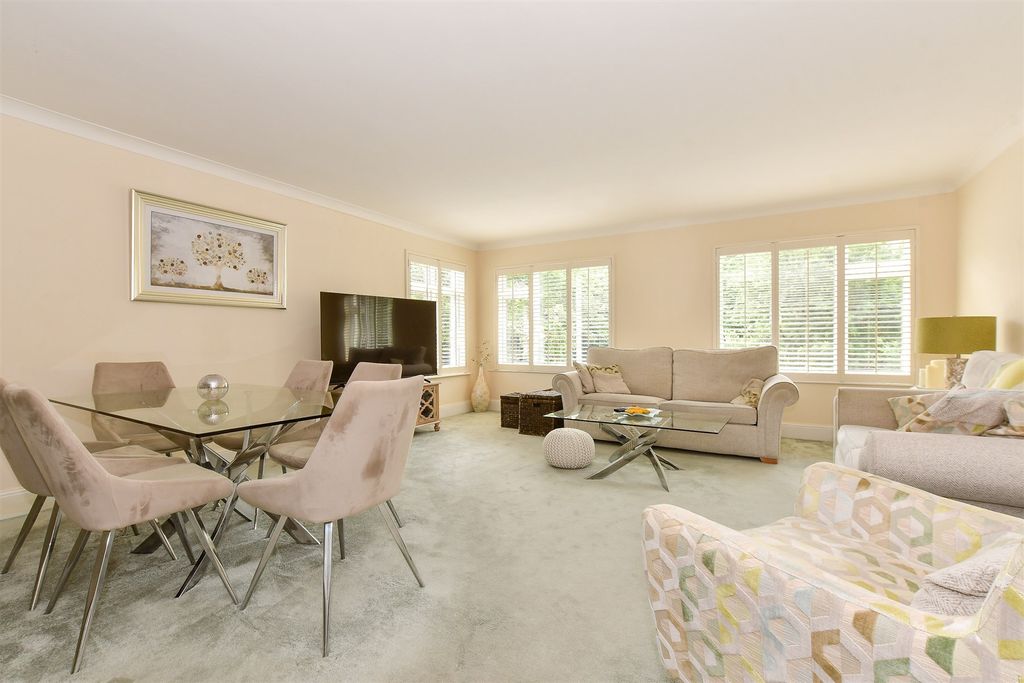 Property photo 3 of 11 Lounge/Dining Area