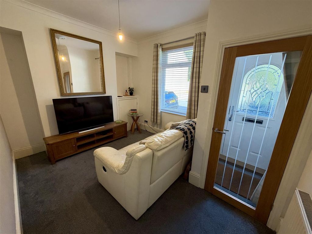 Property photo 1 of 17 Lounge
