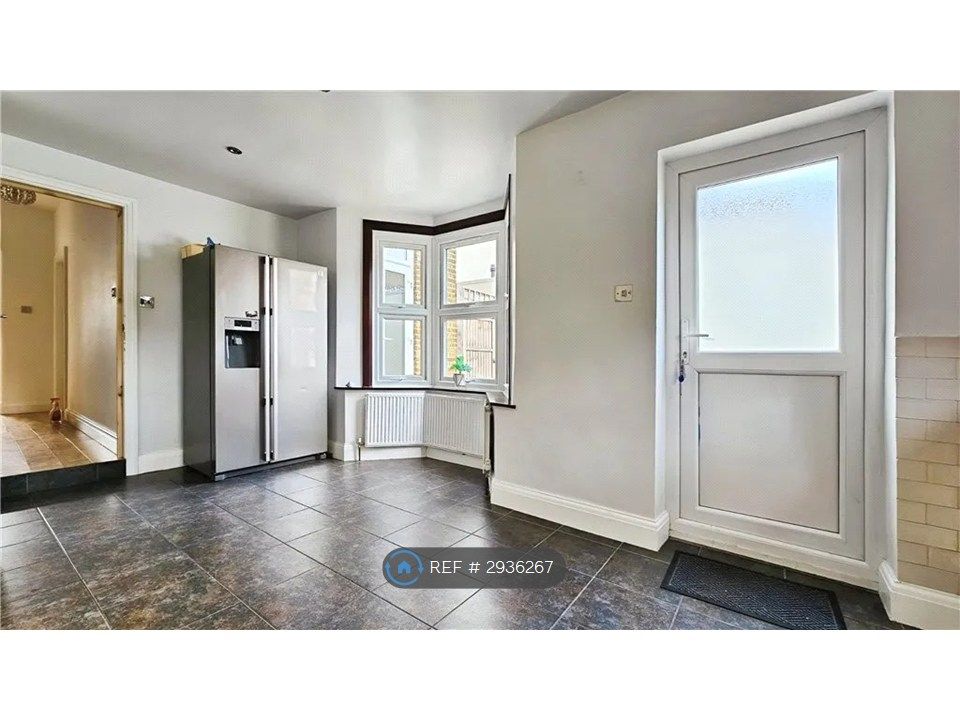 Property photo 2 of 10 Kitchen