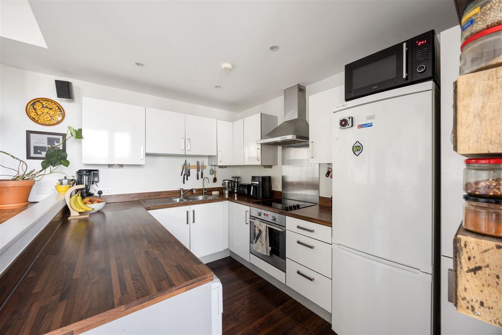 Property photo 3 of 22 Palmers Road, E2
