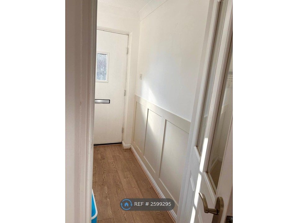 Property photo 3 of 17 Hallway
