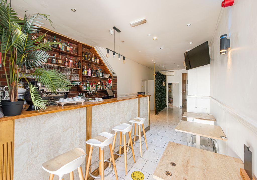 Property photo 2 of 27 Hornsey Road 230-002