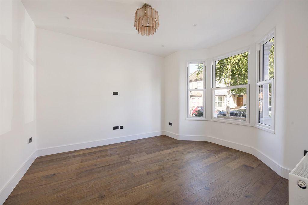 Property photo 3 of 33 Worcester Road, E17