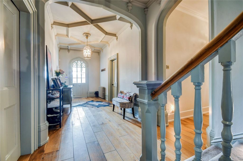Property photo 3 of 23 Entrance Hall