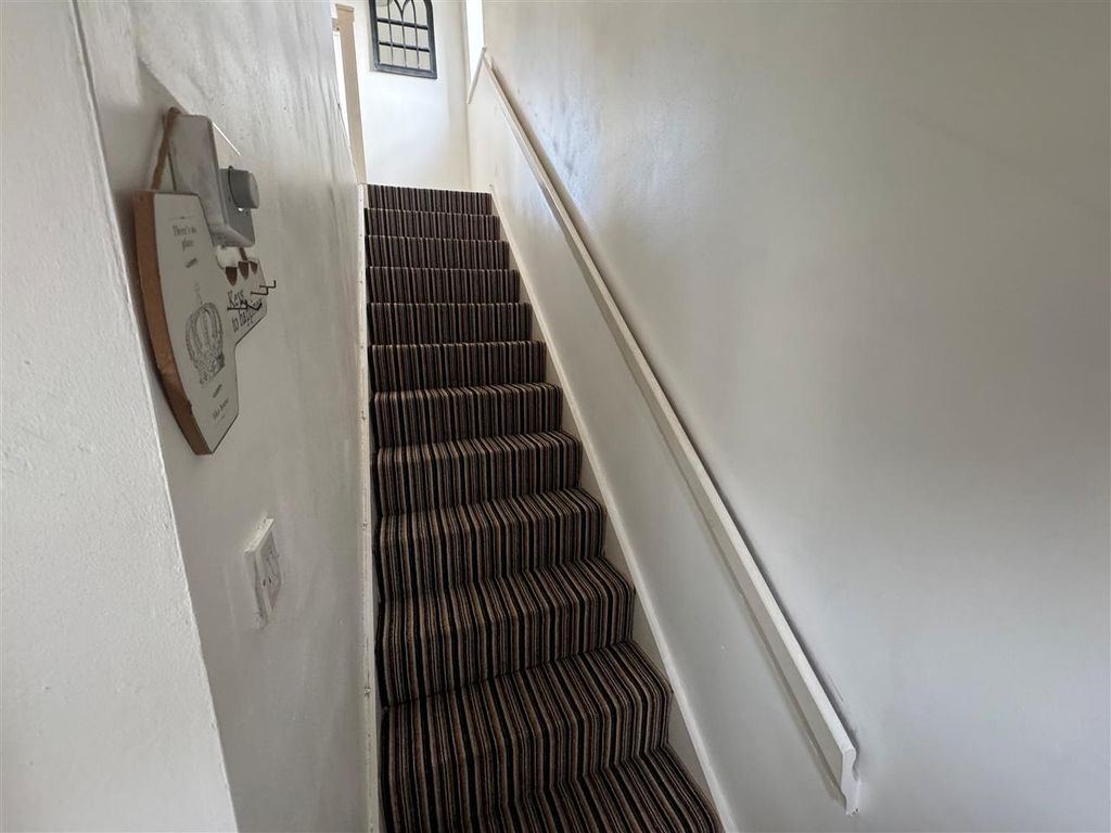 Property photo 2 of 10 Entrance Hall