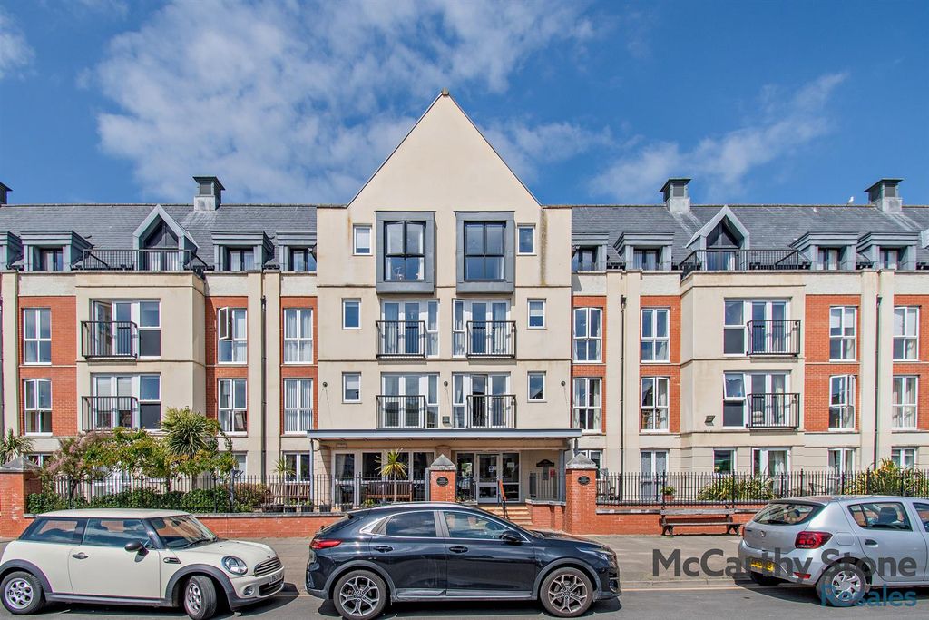 Property photo 1 of 17 Cwrt Gloddaeth
